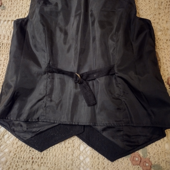 Vest - Picture 3 of 6